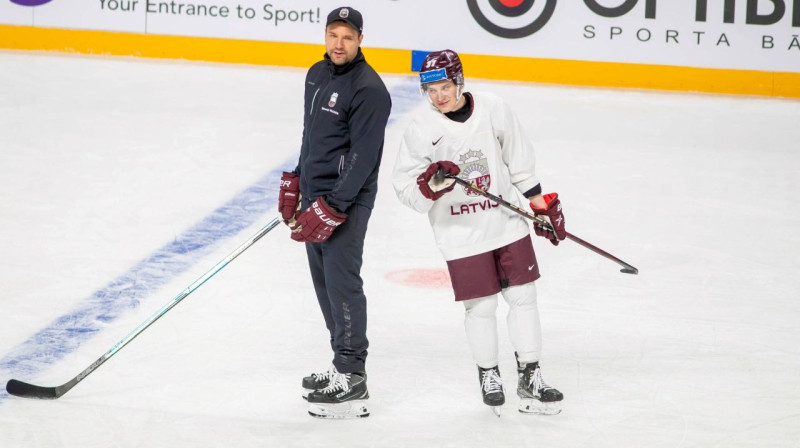 Oskars Lapinskis un treneris Raimonds Vilkoits. Foto: Guntis Lazdāns/LHF