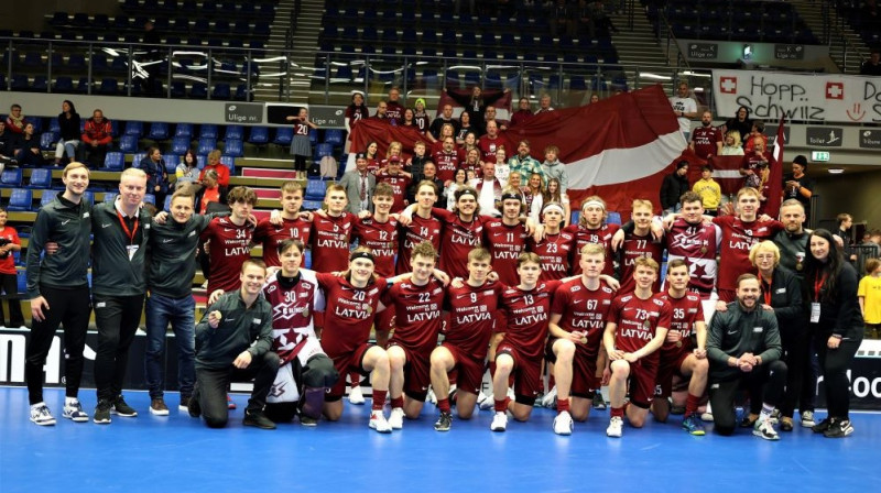 Latvijas junioru izlase kopā ar līdzjutējiem. Foto: Ritvars Raits, floorball.lv