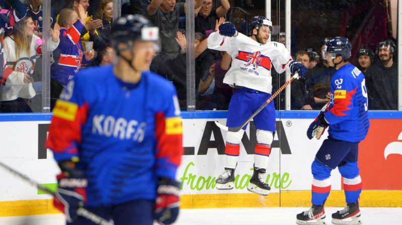 Lielbritānijas valstsvienības hokejists Roberts Dauds pēc vārtu guvuma. Foto: Dean Wooley/icehockeyuk.co.uk