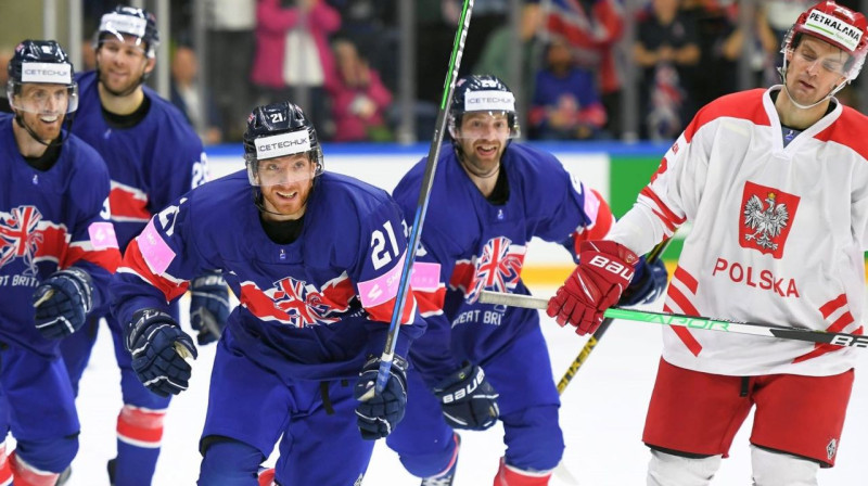 Lielbritānijas valstsvienības uzbrucējs Maiks Hemonds (Nr. 21) priekšplānā. Foto: Dean Woolley/icehockeyuk.co.uk