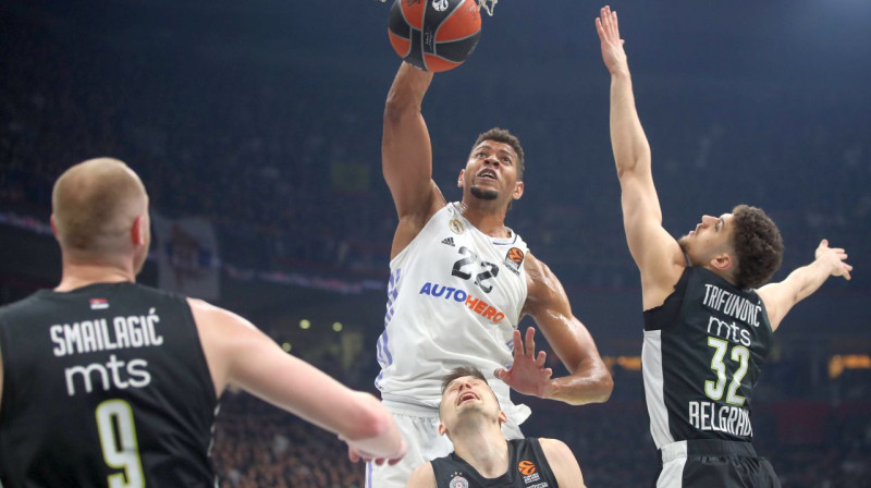 Valters Tavarišs cīņā pie Belgradas "Partizan" groza. Foto: MN Press Photo/Imago Images/Scanpix