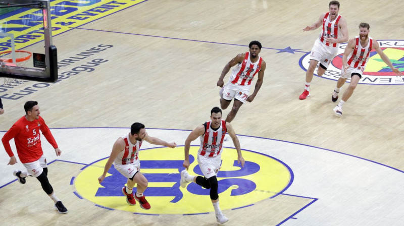 Kosts Sluks (Nr. 11) un Pirejas "Olympiacos" pēc uzvaras groza gūšanas Stambulā. Foto: Erdem Sahin/EPA/Scanpix