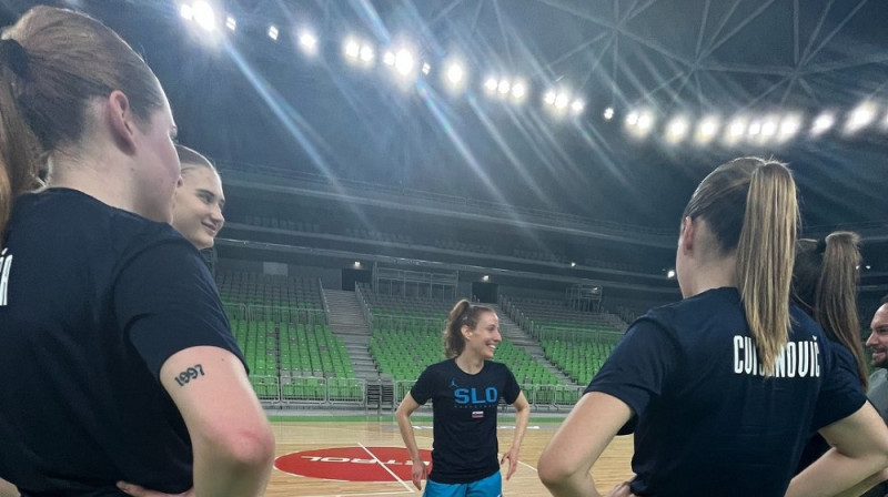 Slovēnijas basketbolistes 2023. gada 3. maijā Stožices zālē. Foto: KZS