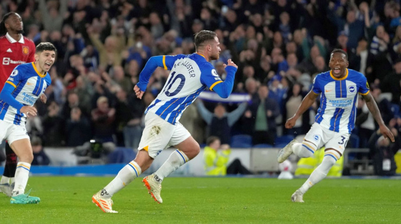 Aleksiss Makalisters un "Brighton" futbolisti pēc vārtu guvuma. Foto: Kirsty Wigglesworth/AP/Scanpix