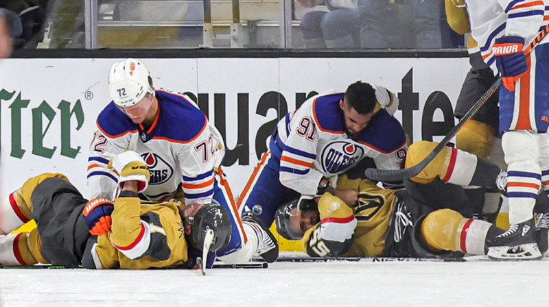 Lasvegasas "Golden Knights" hokejisti "uz dēļiem". Foto: Ethan Miller/AFP/Scanpix