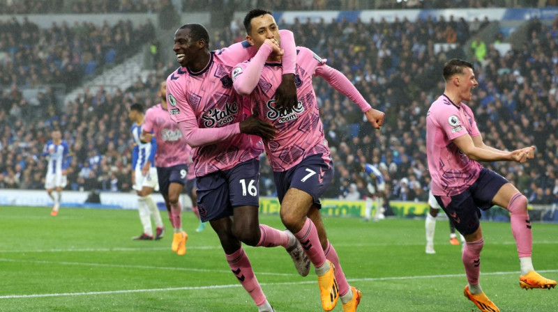 Liverpūles "Everton" futbolisti Dvaits Maknīls (Nr. 7) un Abdulajs Dukurē (Nr. 16) neilgi pēc vārtu guvuma. Foto: Ian Walton/Reuters/Scanpix