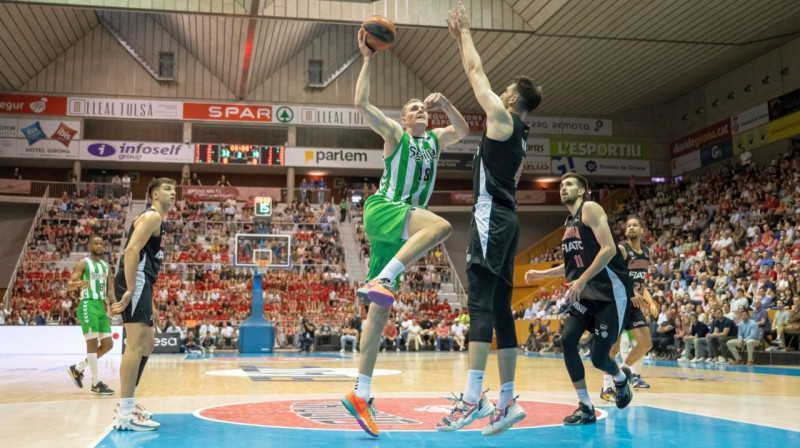 Anžejs Pasečņiks uzbrukumā Žironas komandas grozam. Foto: Real Betis Baloncesto