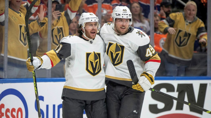 Lasvegasas "Golden Knights" uzbrucēji Žonatans Maršeso (Nr. 81) un Ivans Barbaševs (Nr. 49). Foto: Jason Franson/AP/Scanpix