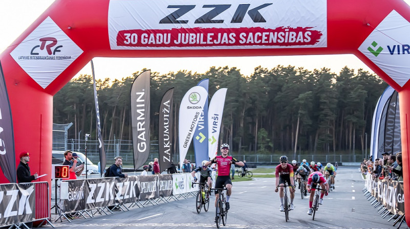 Grupas brauciena finišs "ZZK" jubilejas sacaensībās. Foto: Māris Vancevičs/LRF