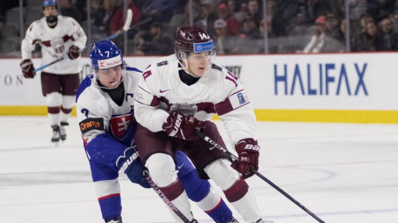 Šimons Nemecs pasaules U20 čempionātā pret Raineru Dārziņu. Foto: AP/Scanpix