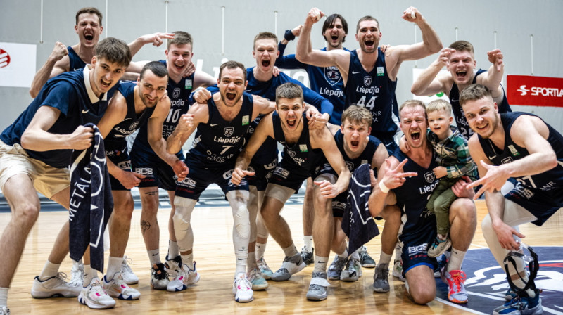 Bronzas medaļu ieguvēji "Liepājas" basketbolisti. Foto: Jānis Martels