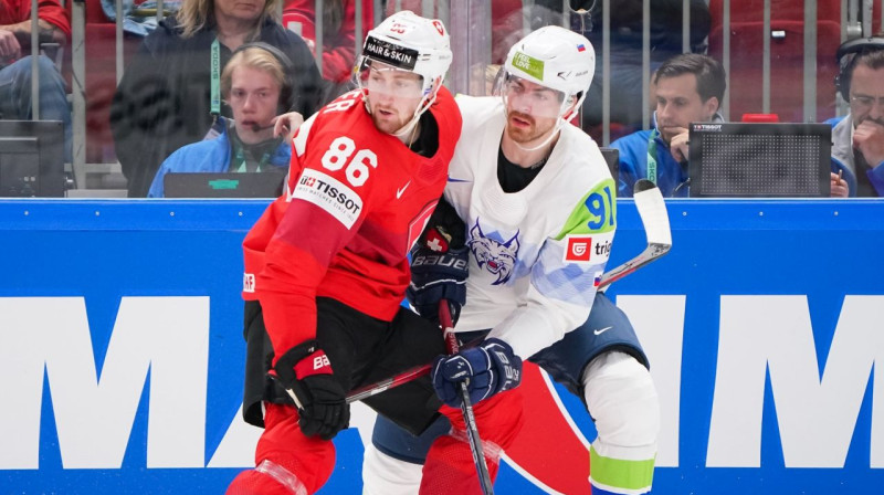 Šveicietis Žeroms Mozers (Nr. 86) un slovēnis Miha Verličs (Nr. 91). Foto: IIHF