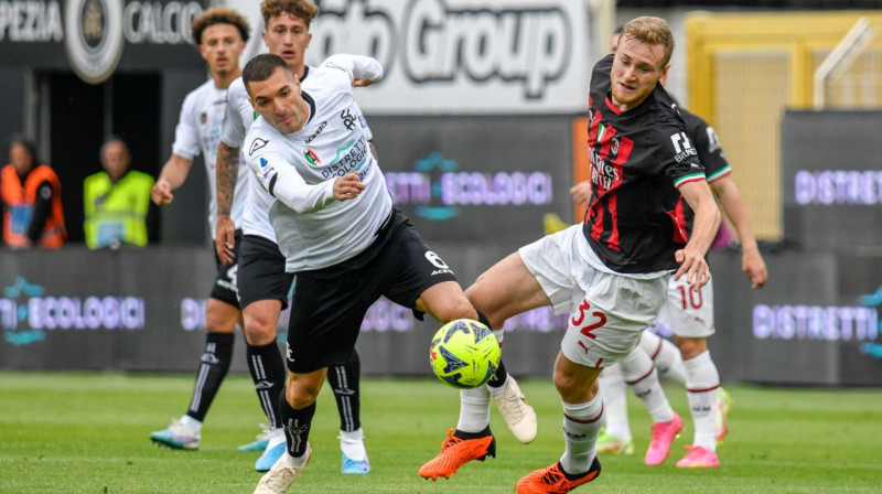 Mehdi Burabija ("Spezia") cīņā par bumbu pret Tomazo Pobegu ("Milan"). Foto: Fabio Fagiolini/Zumapress.com/Scanpix