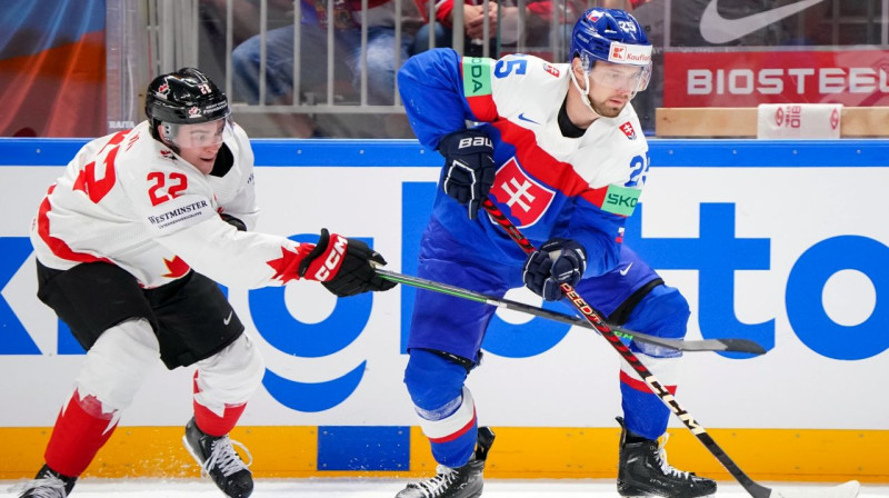 Slovākijas valstsvienības uzbrucējs Alekss Tamāši un kanādietis Džeks Kvins. Foto: IIHF