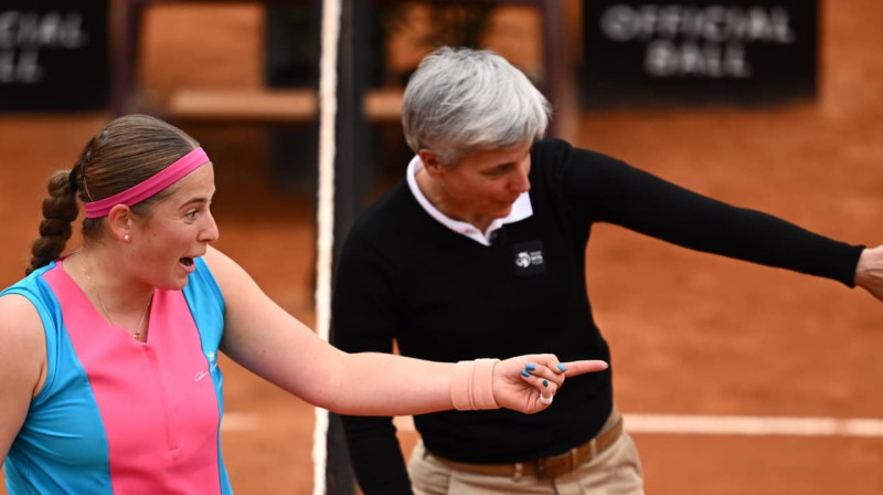 Aļona Ostapenko un tiesnese Marija Čičaka. Foto: Internazionali BNL d'Italia / WTA