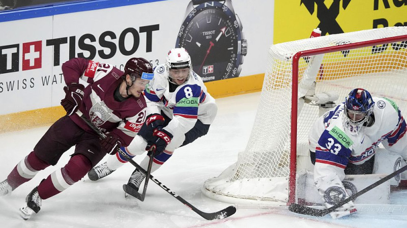 Rūdolfs Balcers ar ripu. Foto: AP Photo/Romāns Kokšarovs