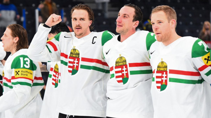 Ungārijas valstsvienības hokejisti pēc uzvaras pār Francijas izlasi. Foto: IIHF