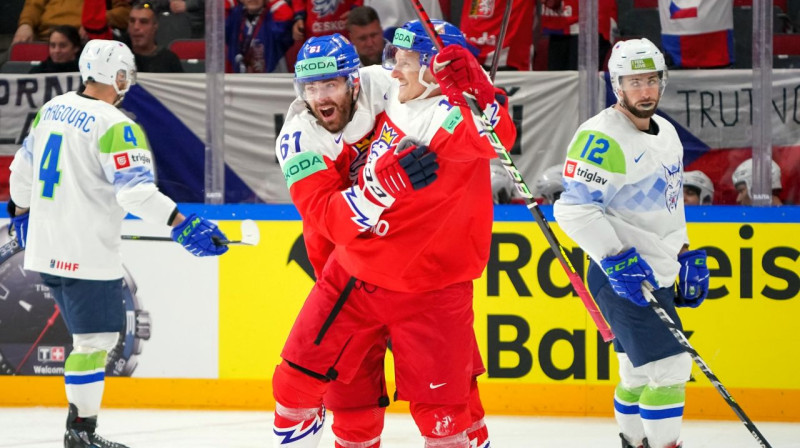 Čehijas valstsvienības hokejisti pēc vārtu guvuma cīņā pret Slovēniju. Foto: IIHF