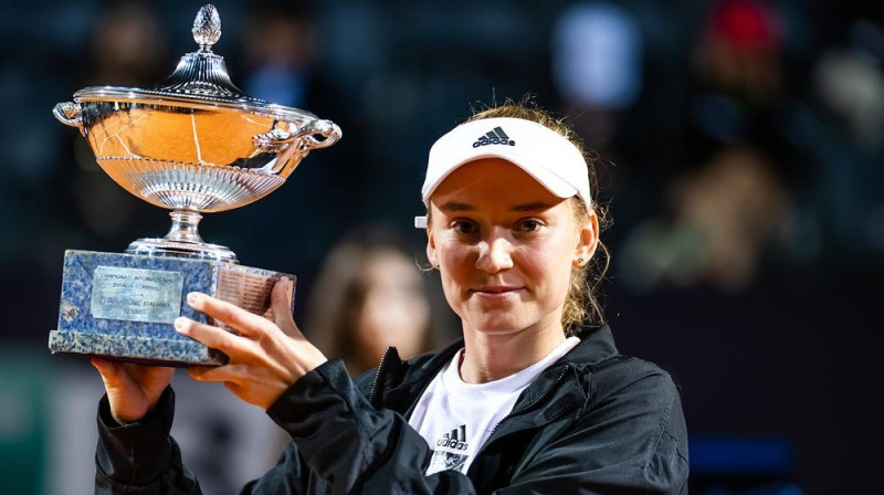 Jeļena Ribakina ar Romas trofeju. Foto: Jimmie48 / WTA