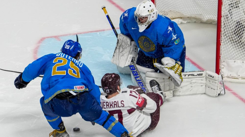 Mārtiņš Dzierkals mirkli pirms sadursmes ar vārtsargu un sekojošā vārtu guvuma. Foto: Guntis Lazdāns/LHF