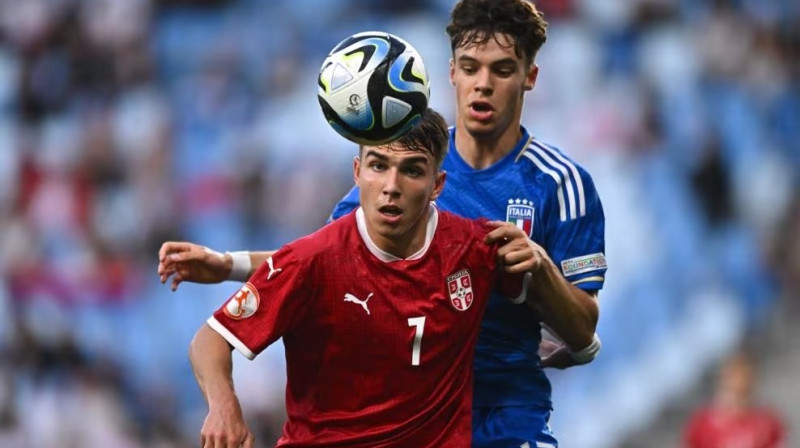 Serbijas U17 valstsvienības futbolists Mihajlo Cvetkovičs un itālis Nikolo Panjuko. Foto: UEFA