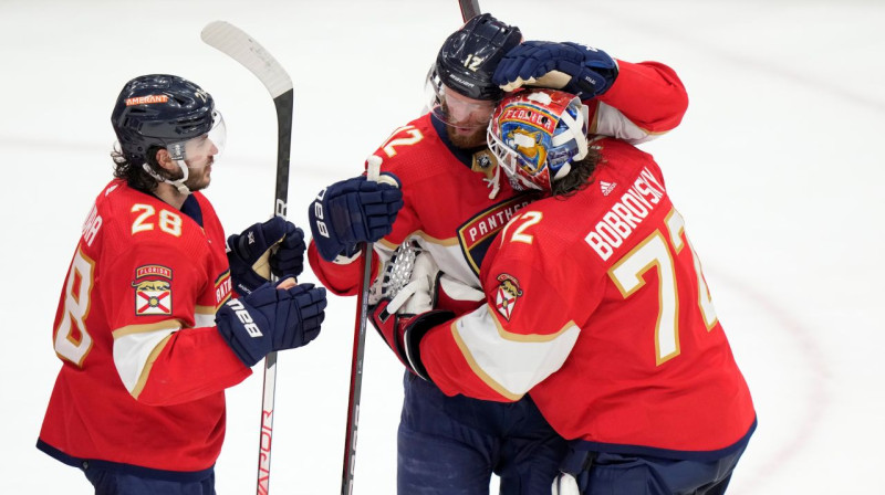 Floridas "Panthers" hokejisti Marks Stāls (Nr. 12) un Džošs Mahura (Nr. 28) sveic vārtsargu Sergeju Bobrovski. Foto: Wilfredo Lee/AP/Scanpix