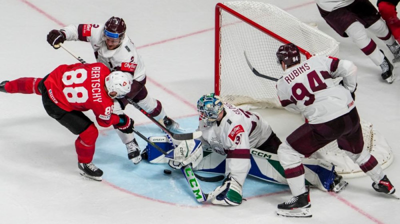 Artūrs Šilovs Latvijas izlases vārtos. Foto: Guntis Lazdāns/LHF