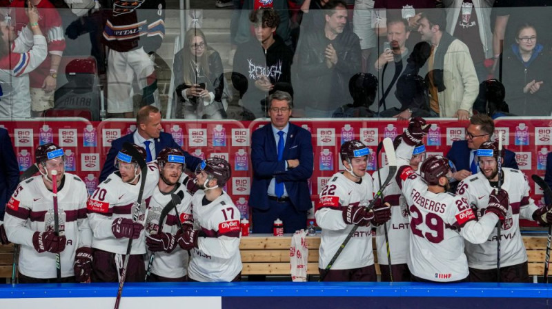 Latvijas izlase priecājas uz soliņa. Foto: Guntis Lazdāns/LHF