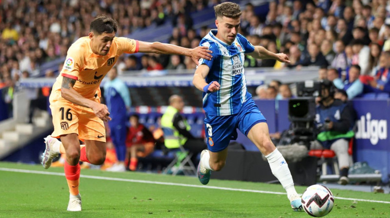 Barselonas "Espanyol" futbolists Andrija Pedrosa ar bumbu cīņā pret Madrides "Atlético" aizsargu Nauelu Molinu. Foto: Xavi Urgeles/Zumapress.com/Scanpix