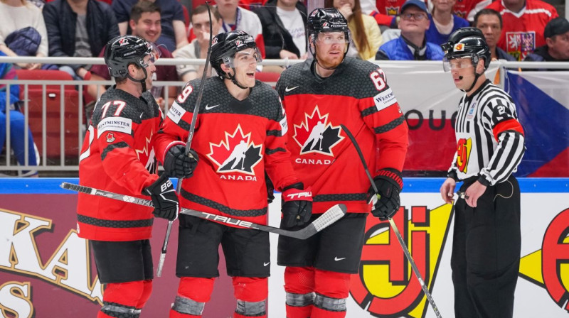 Kanādas valstsvienības hokejisti Breds Hants (Nr. 77), Peitons Krebss (Nr. 19) un Losons Krūzs (Nr. 67). Foto: IIHF