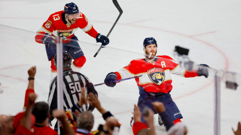 Floridas "Panthers" hokejisti Metjū Tkačaks (priekšplānā) un Sems Reinhārts pēc uzvaras vārtu guvuma. Foto: Sam Navarro/USA Today Sports/Scanpix