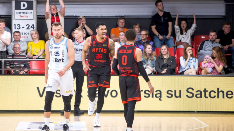 Mārtiņš Laksa (Nr. 25) un Viļņas "Rytas" basketbolisti Haime Ečenike (Nr. 26) un Kendeils Makkulums (Nr. 0). Foto: Rokas Lukoševičius/BC Rytas