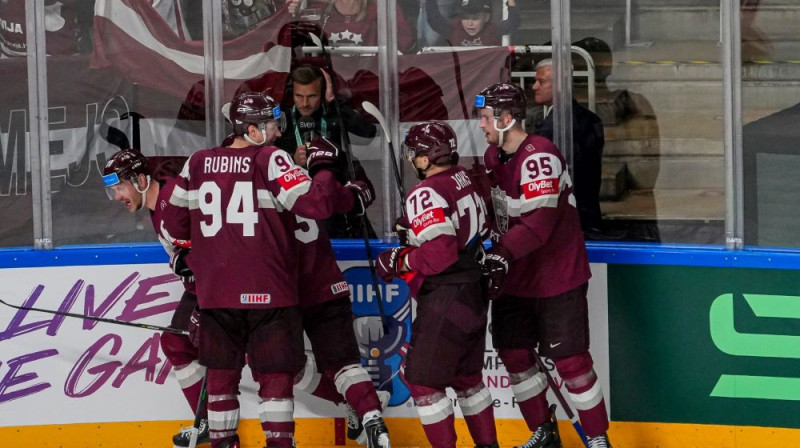 Kristiāns Rubīns (nr. 94) ar komandas biedriem. Foto: Guntis Lazdāns/LHF