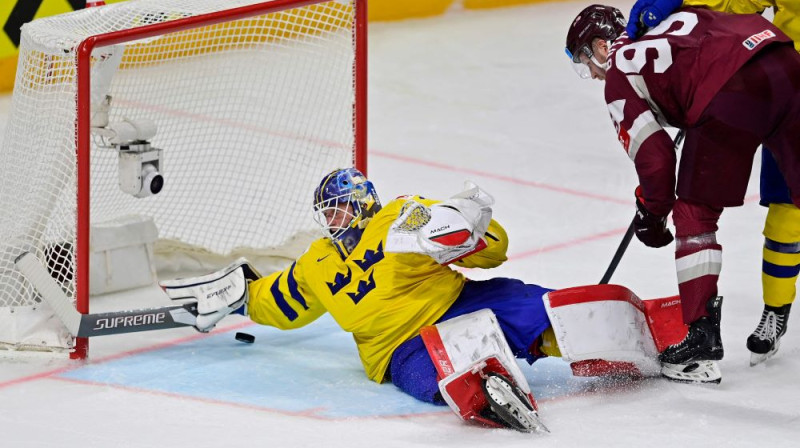 Lāšs Juhansons ielaiž trešos vārtus. Foto: Gints Ivuškāns/AFP/Scanpix