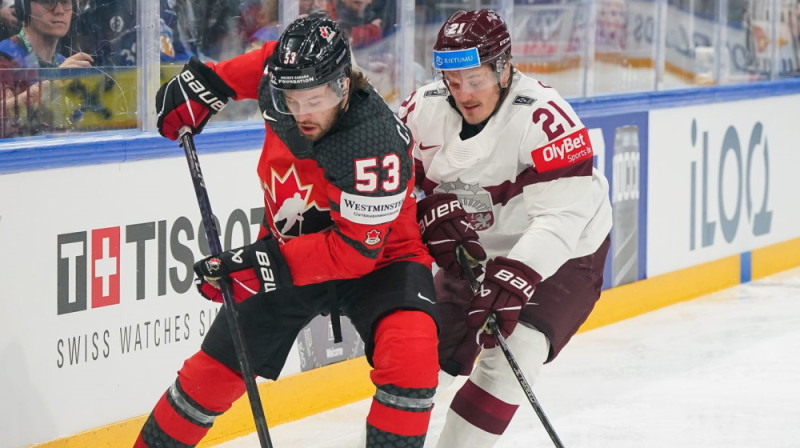 Maikls Karkone un Rūdolfs Balcers. Foto: IIHF