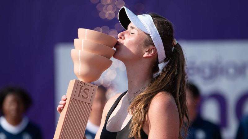 Elina Svitoļina ar Strasbūras trofeju. Foto: WTA