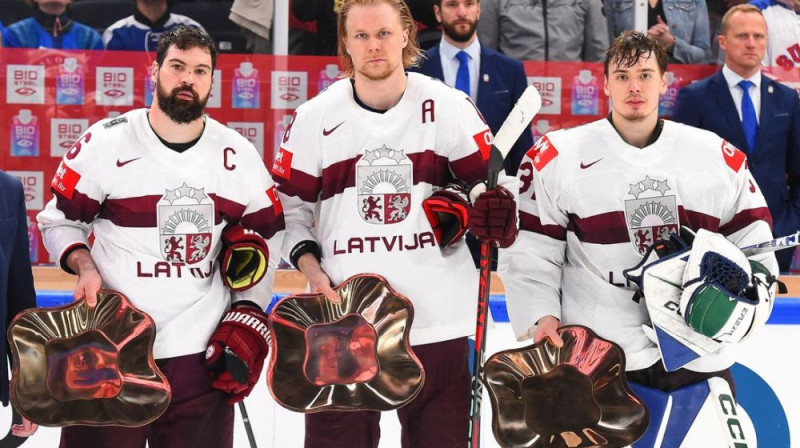 Kaspars Daugaviņš, Rodrigo Ābols, Artūrs Šilovs. Foto: IIHF