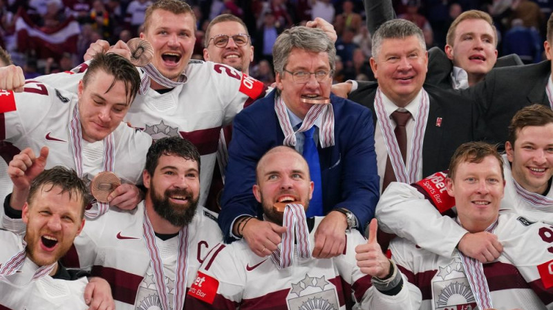 Harijs Vītoliņš un Latvijas izlase. Foto: IIHF