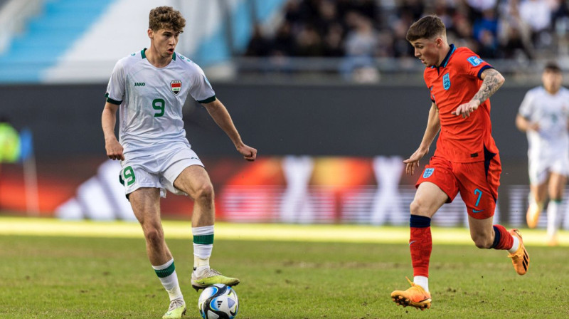 Mirklis no Irākas un Anglijas U20 izlašu cīņas: Aleksandrs Aroaha (Nr. 9) ar bumbu cīņā pret Alfiju Devainu (Nr. 7). Foto: Fotoarena/Imago Images/Scanpix