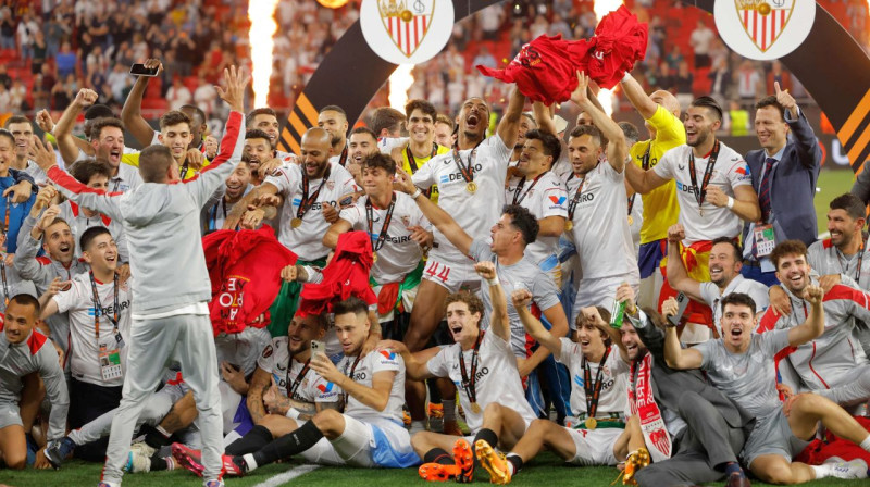 "Sevilla" komanda pēc uzvaras 2023. gada UEFA Eiropas līgas finālā. Foto: Odd Andersen/AFP/Scanpix
