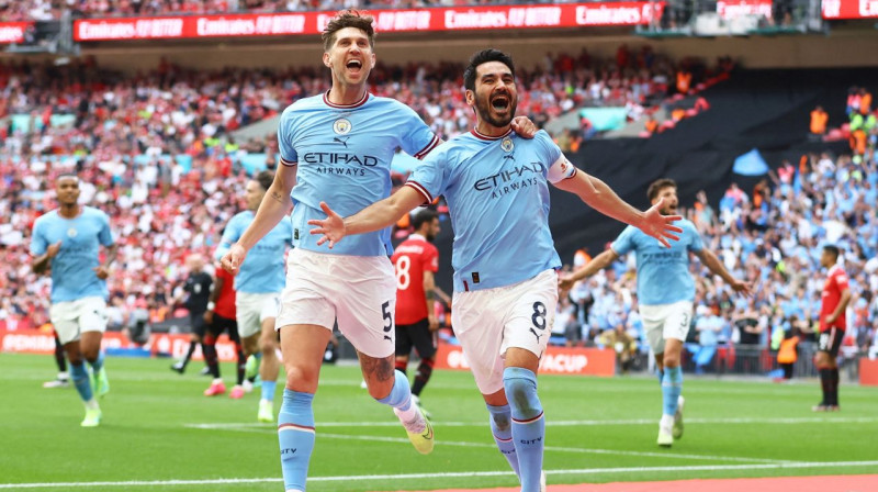 Mančestras "City" futbolisti Džons Stounss (Nr. 5) un Ilkajs Gindoans (Nr. 8) pēc vārtu guvuma. Foto: Carl Recine/Reuters/Scanpix