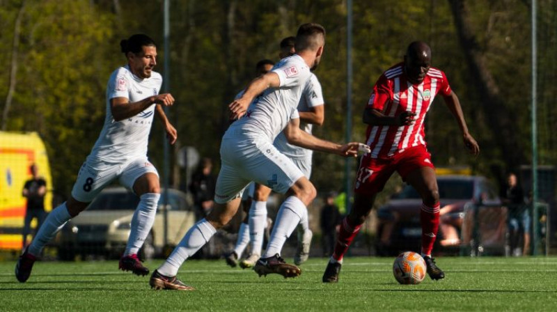 Gotjē Mankendā viens pret "Riga" aizsardzību. Foto: FK "Liepāja"