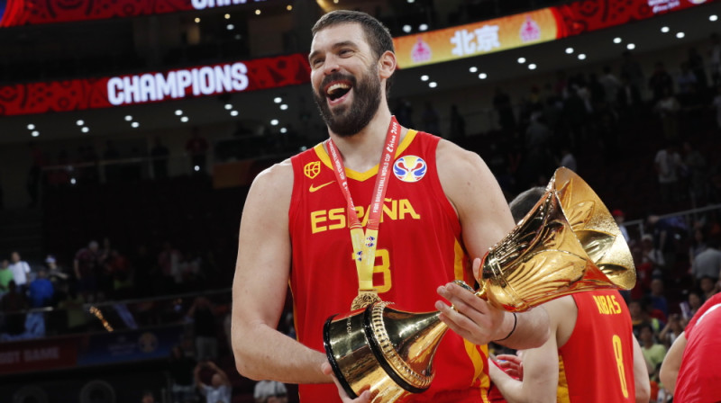 Marks Gazols ar Džeimsa Neismita trofeju. Foto: Reuters/Scanpix