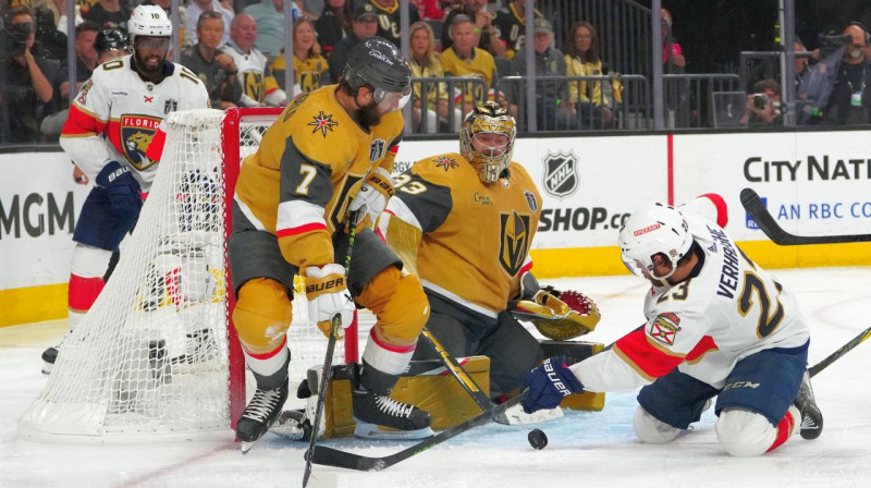 Cīņa Lasvegasas "Golden Knights" vārtu priekšā. Foto: Stephen R. Sylvanie/USA Today Sports/Scanpix