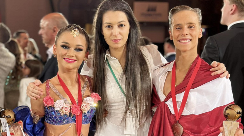 Jegors Prokins un Poļina Karimova ar savu treneri Veroniku Dedjajevu. Foto no dejotāju privātā arhīva.