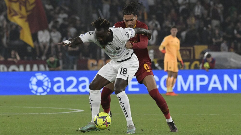 Mbala Nzola pret romiešu aizsargu Krisu Smolingu. Foto: ZUMAPRESS/Scanpix