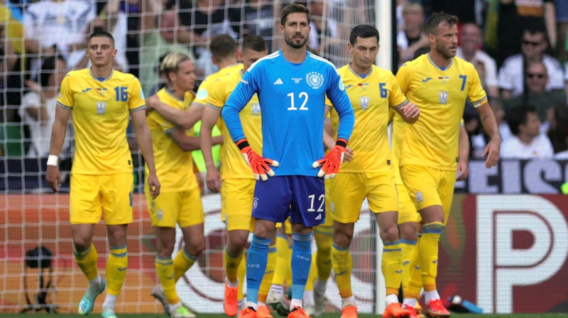 Vācijas valstsvienības vārtsargs Kevins Traps un Ukrainas izlases futbolisti. Foto: Friedemann Vogel/EPA/Scanpix