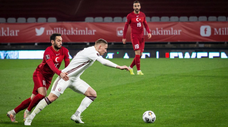 Kristers Tobers cīņā pret Turcijas valstsvienības pussargu Hakanu Čalhanoglu. Foto: LFF