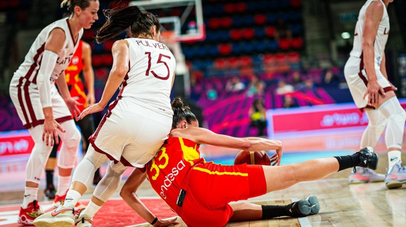 Ieva Pulvere un Laura Kvevedo 2023. gada 15. jūnijā. Foto: FIBA