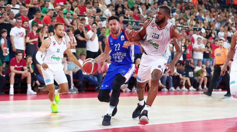 Stambulas "Anadolu Efes" līderis Vasilije Mičičs ar bumbu. Foto: Anadolu Efes SK